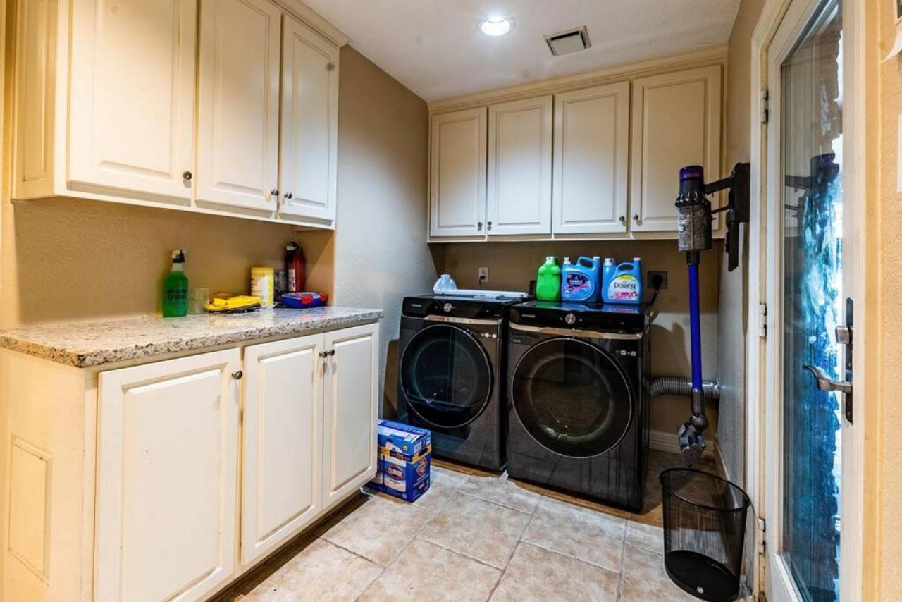 Huge 6 Bedroom With Pool, Spa, 85 Inch Tv, Game Room Houston Esterno foto